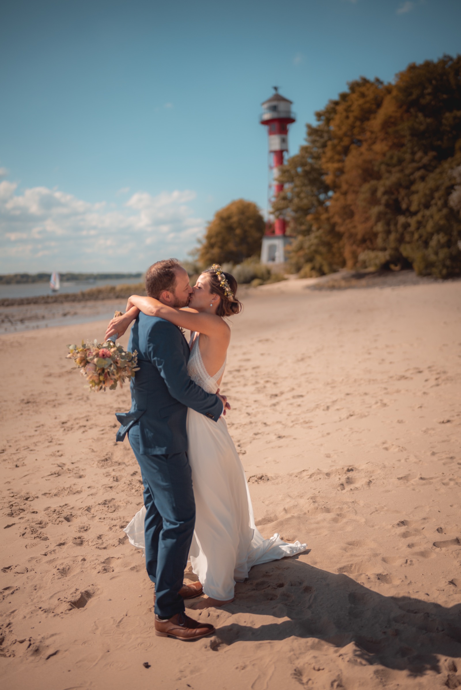 Brautpaar spaziert barfuß am Strand