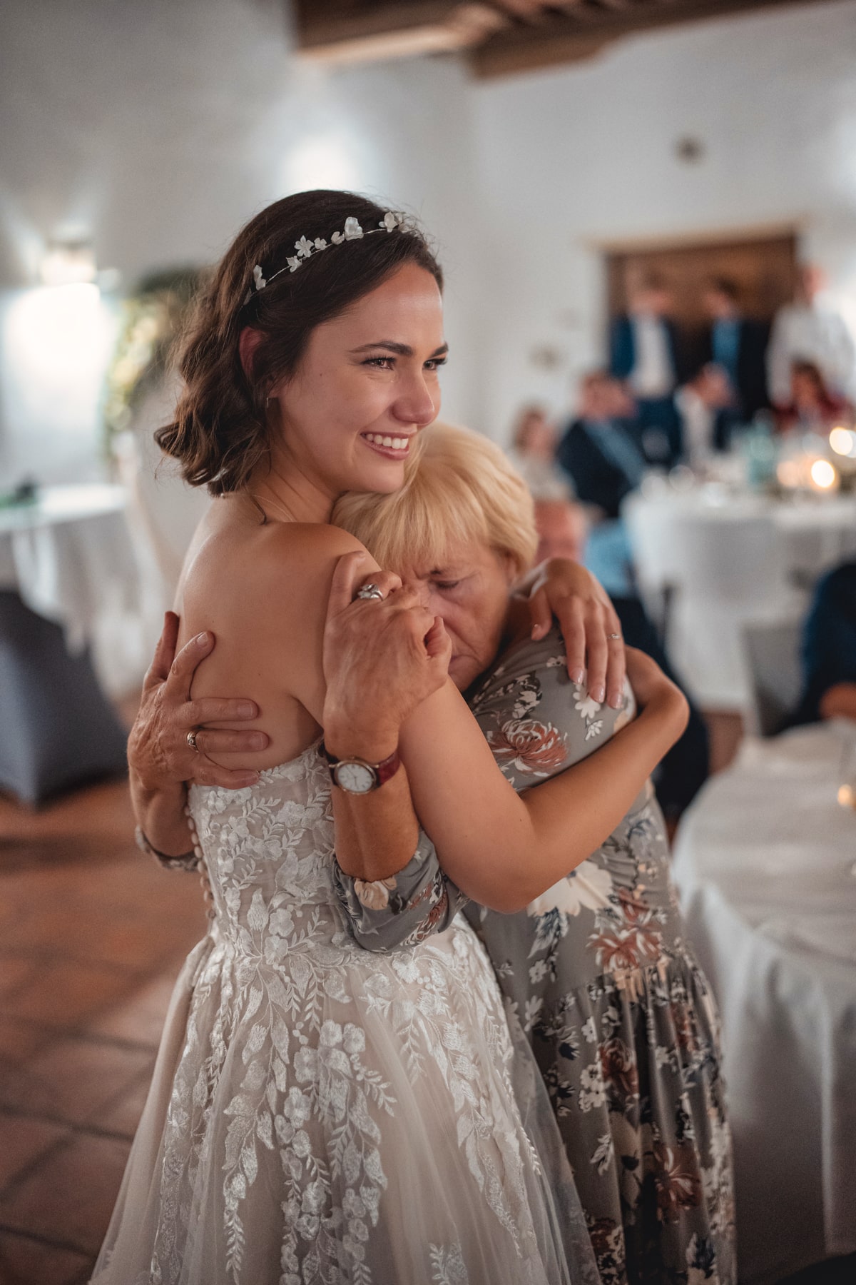 Emotionaler Moment – Braut und Oma