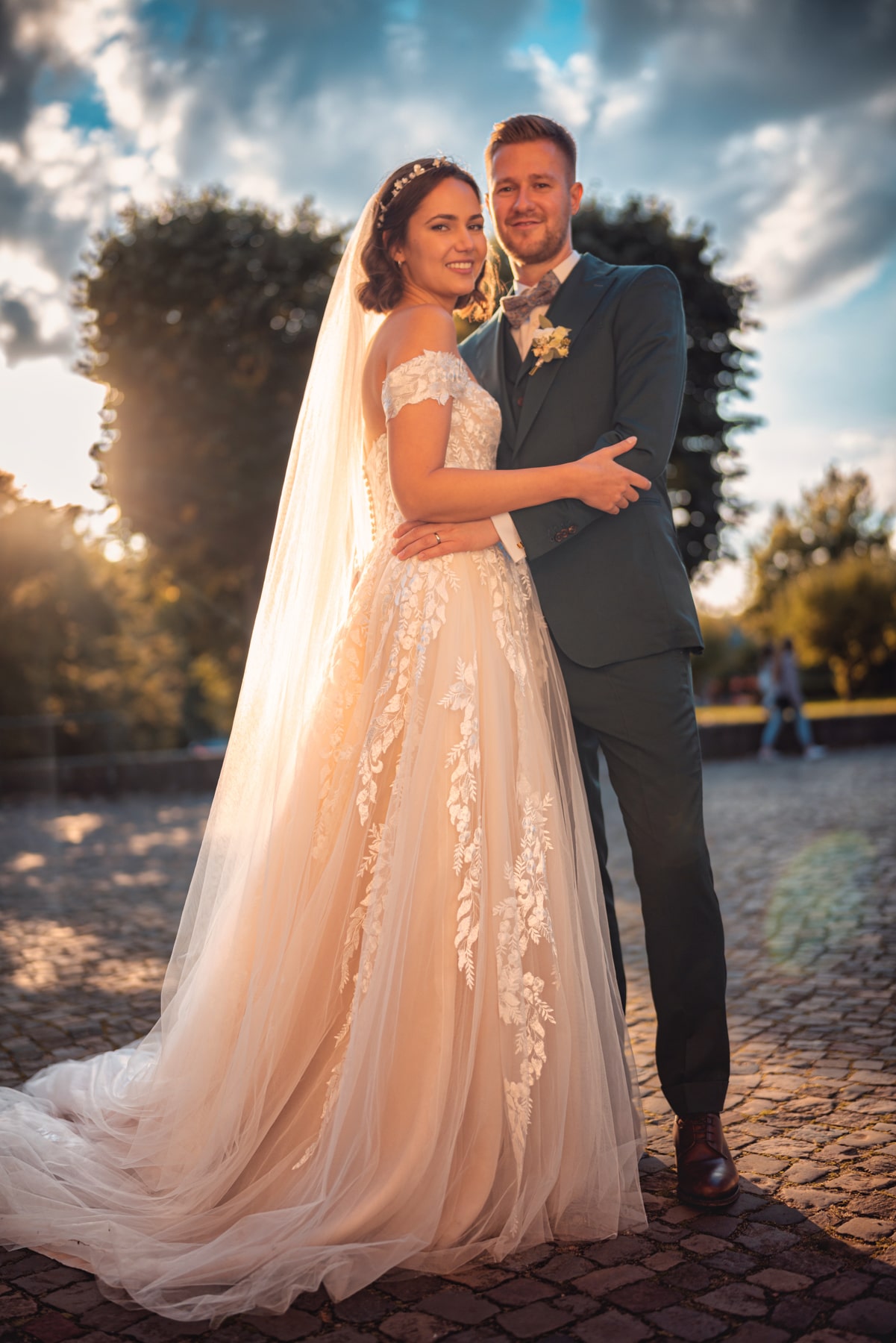 Brautpaar in der Abendsonne am Schloss Reinbek