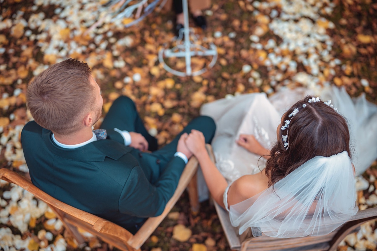 Brautpaar vorm Altar von oben fotografiert