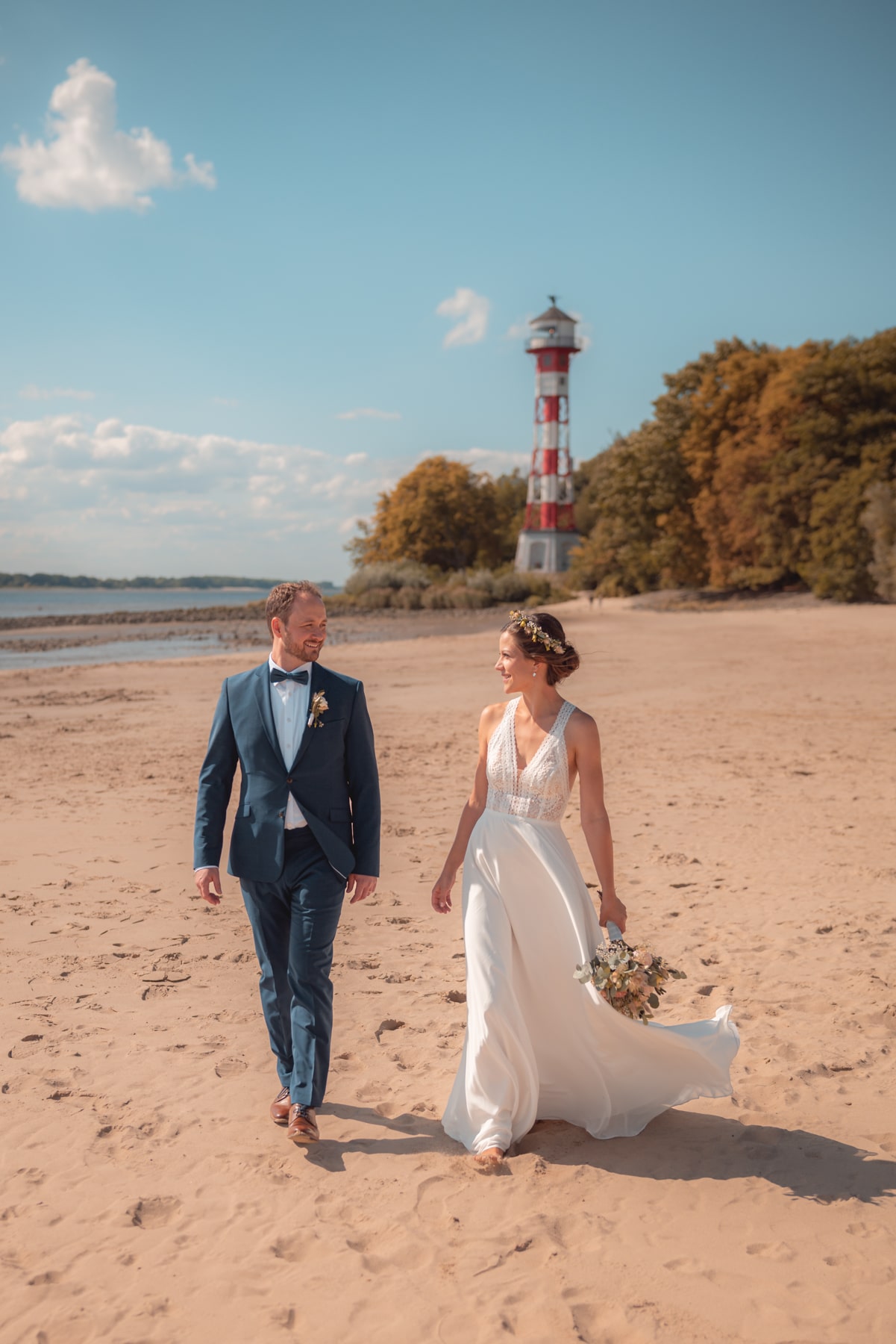 Hochzeitsfotograf Hamburg – Brautpaar am Elbstrand mit Leuchtturm bei Sonnenuntergang