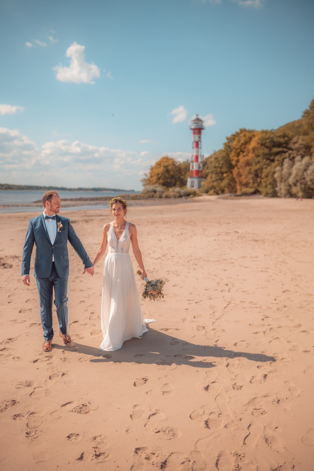 Brautpaar am Elbstrand Hamburg mit Leuchtturm im Hintergrund