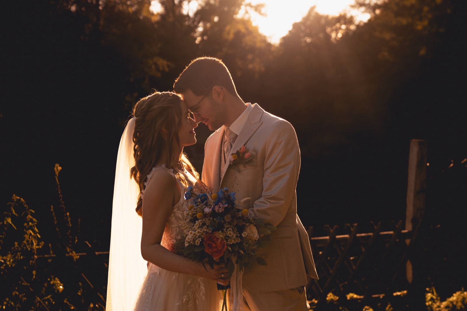 Brautpaar im Gegenlicht zur Golden Hour – Hochzeit im Alten Land bei Hamburg