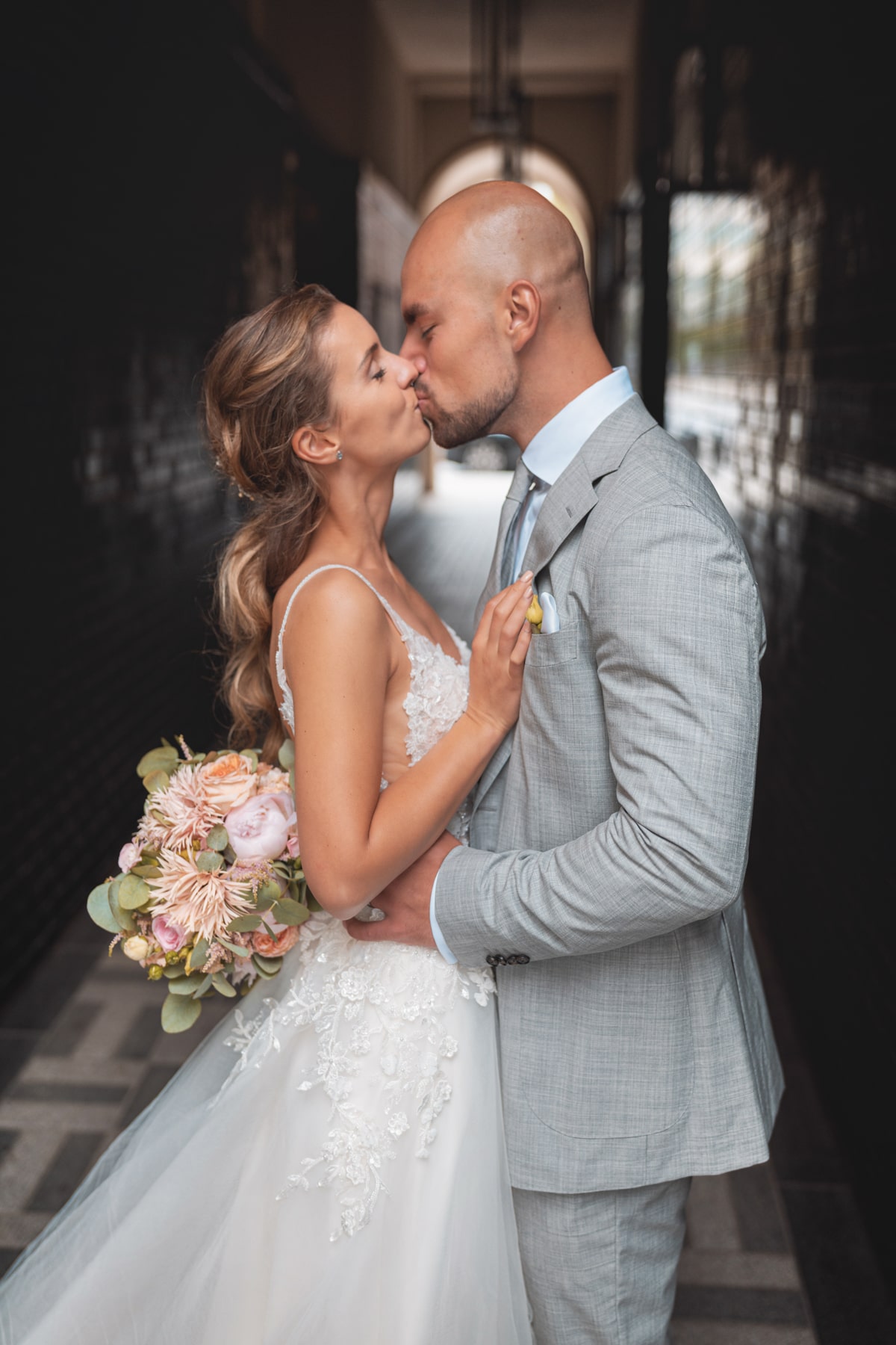 Brautpaar küsst sich – Ganzkörperaufnahme im Park