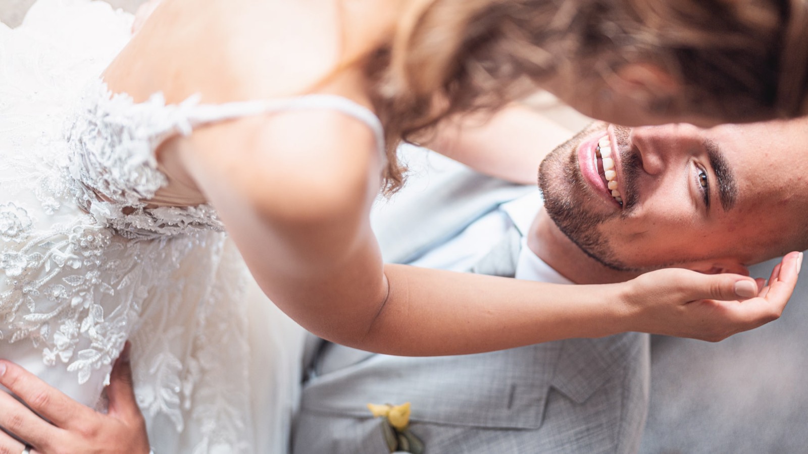 Brautpaar lacht und umarmt sich ausgelassen