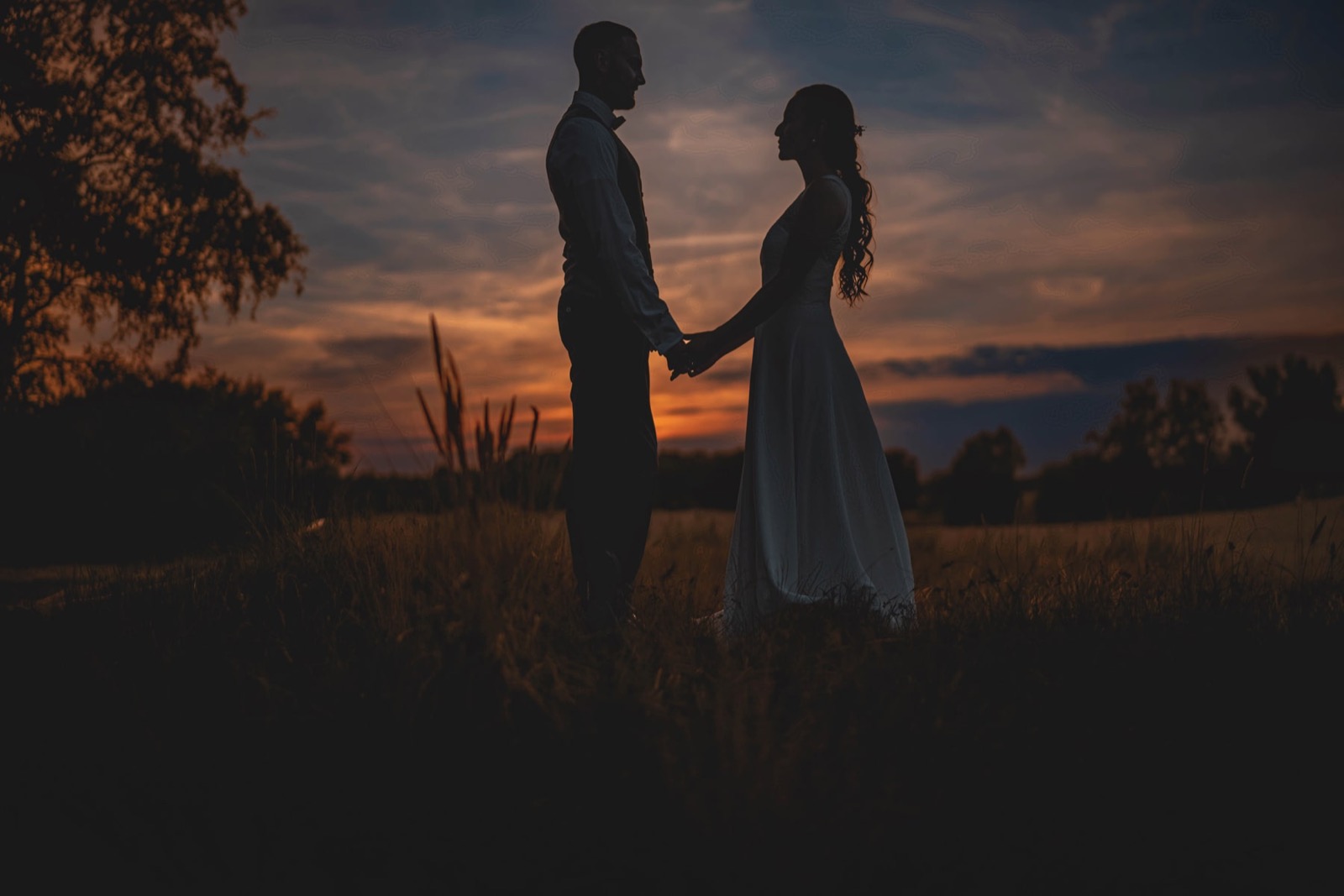 Silhouette Brautpaar bei Sonnenuntergang