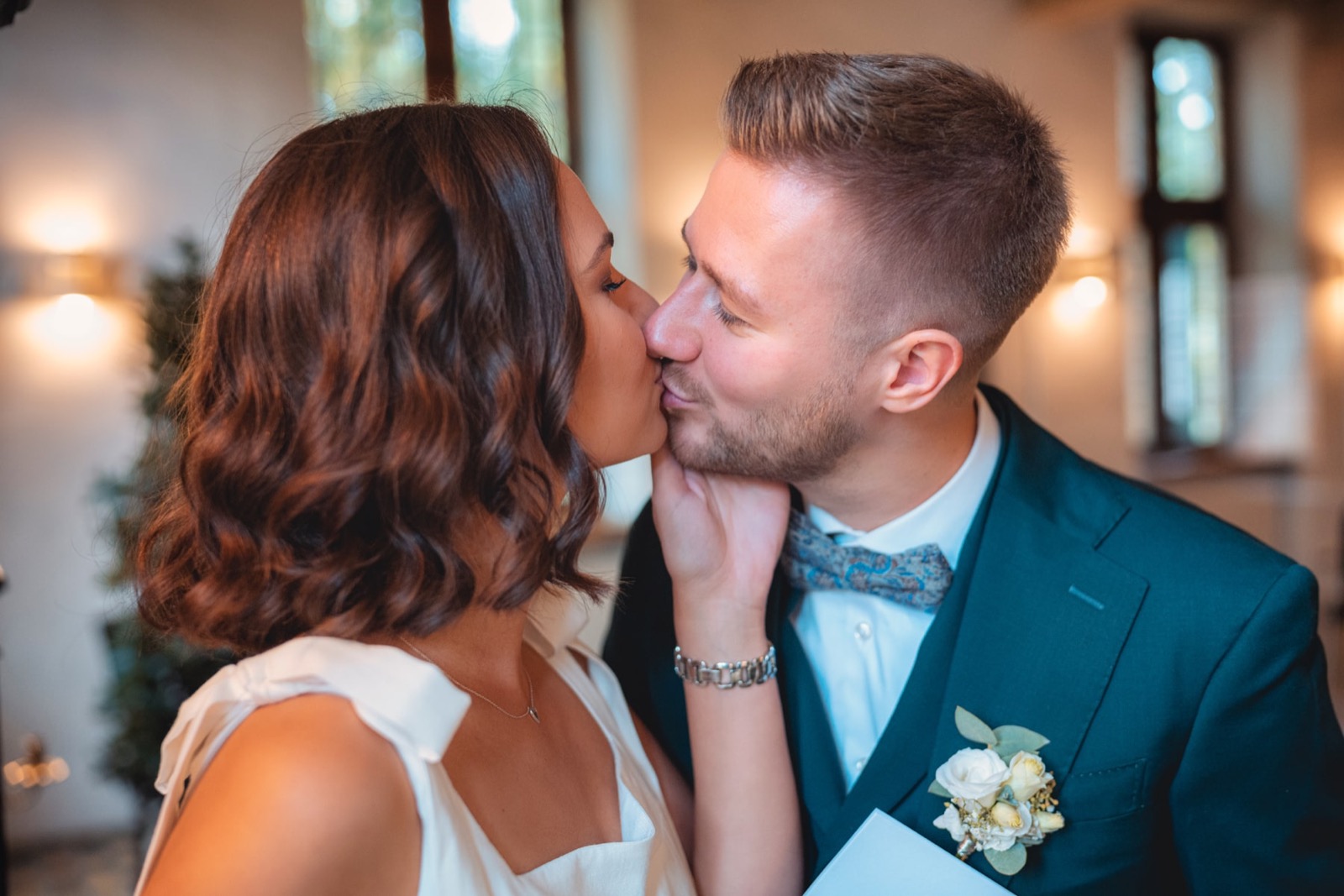 Erster Kuss nach der standesamtlichen Trauung