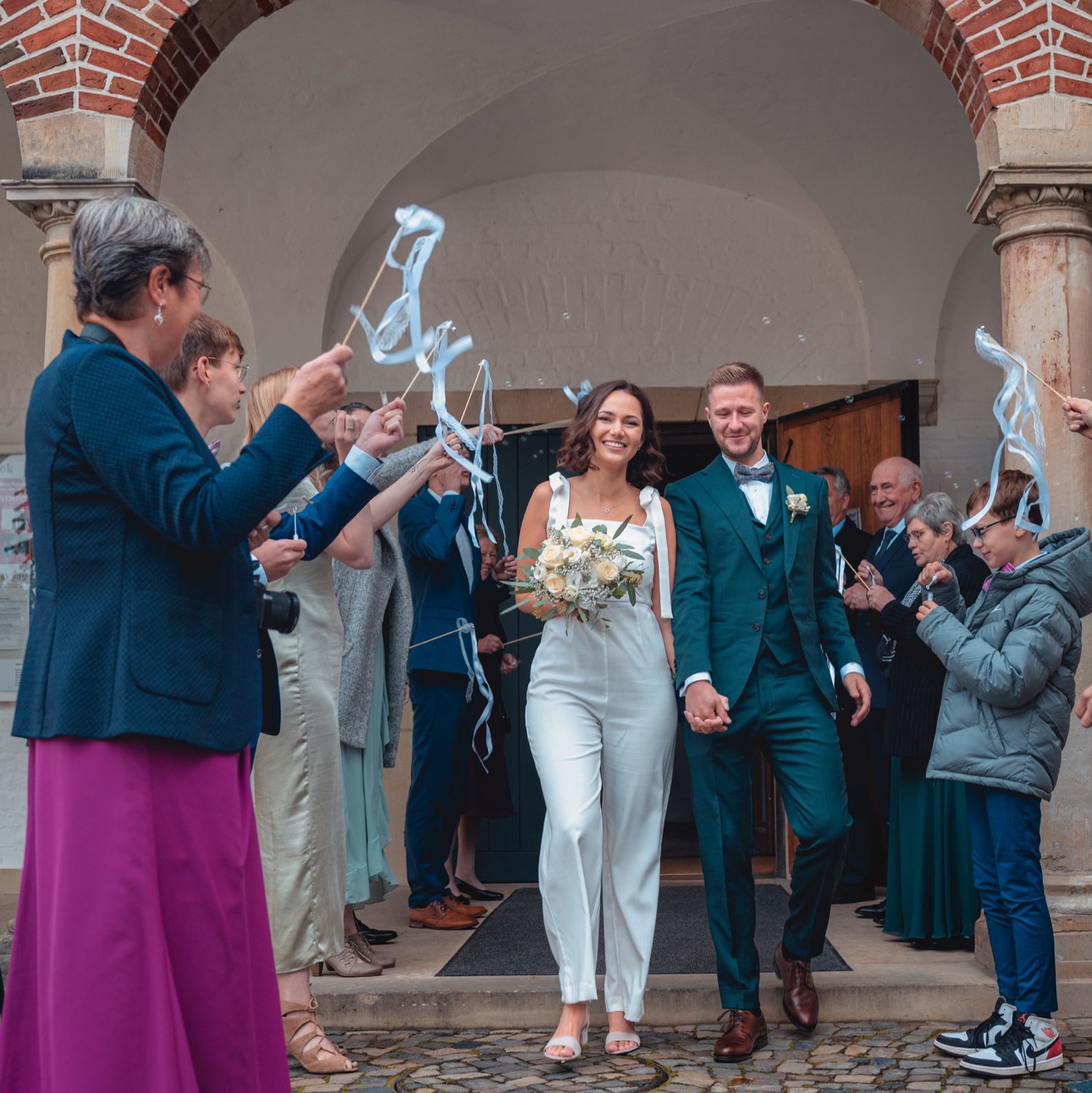 Glückwünsche der Gäste nach der Standesamt-Trauung