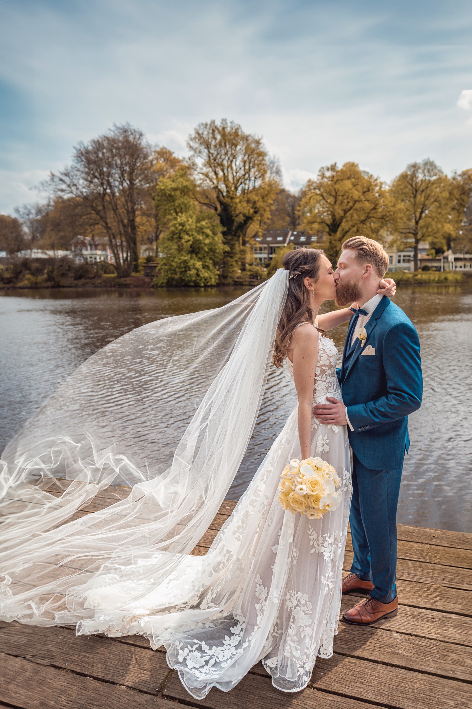 Brautpaar im Gegenlicht