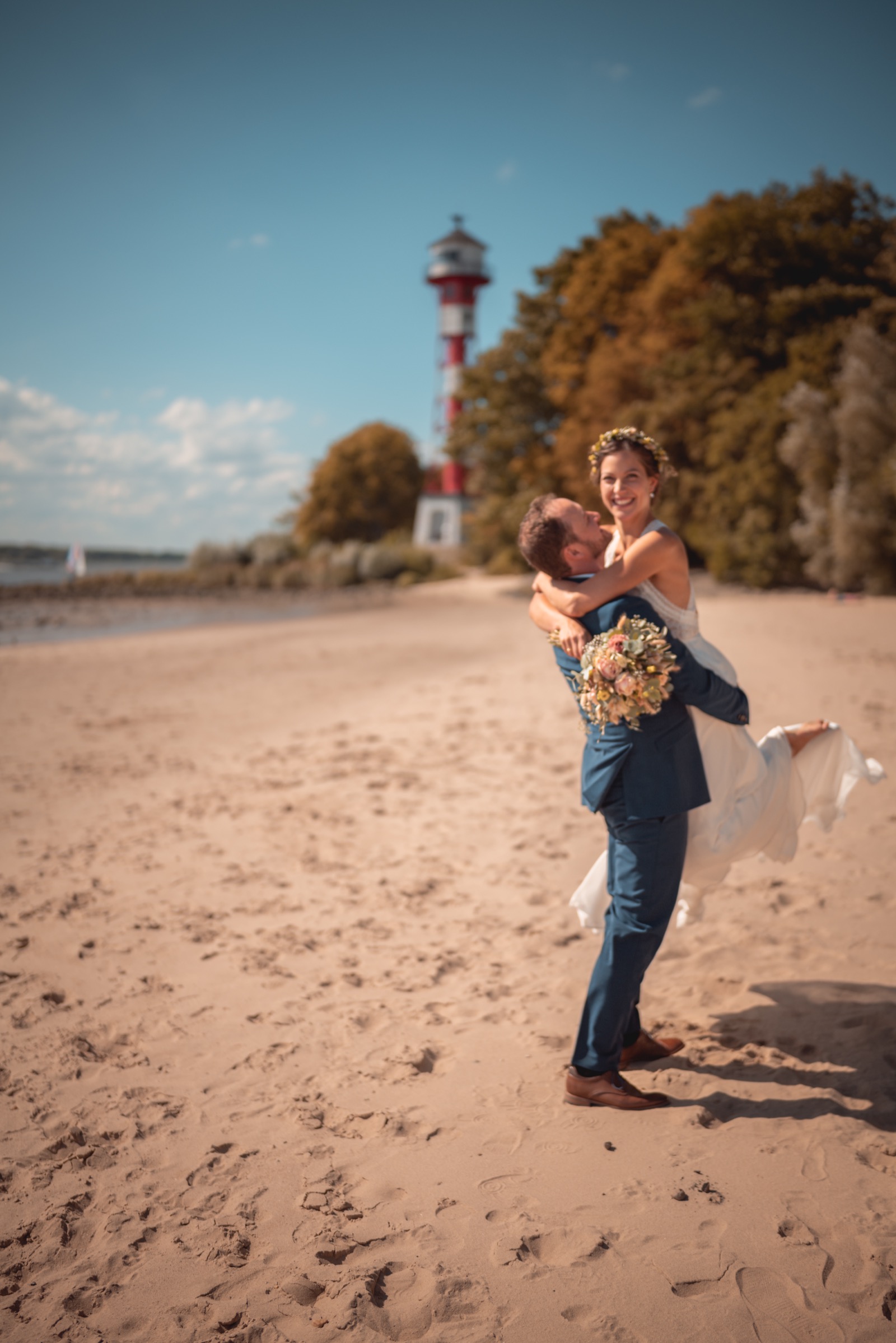 Bräutigam wirbelt Braut