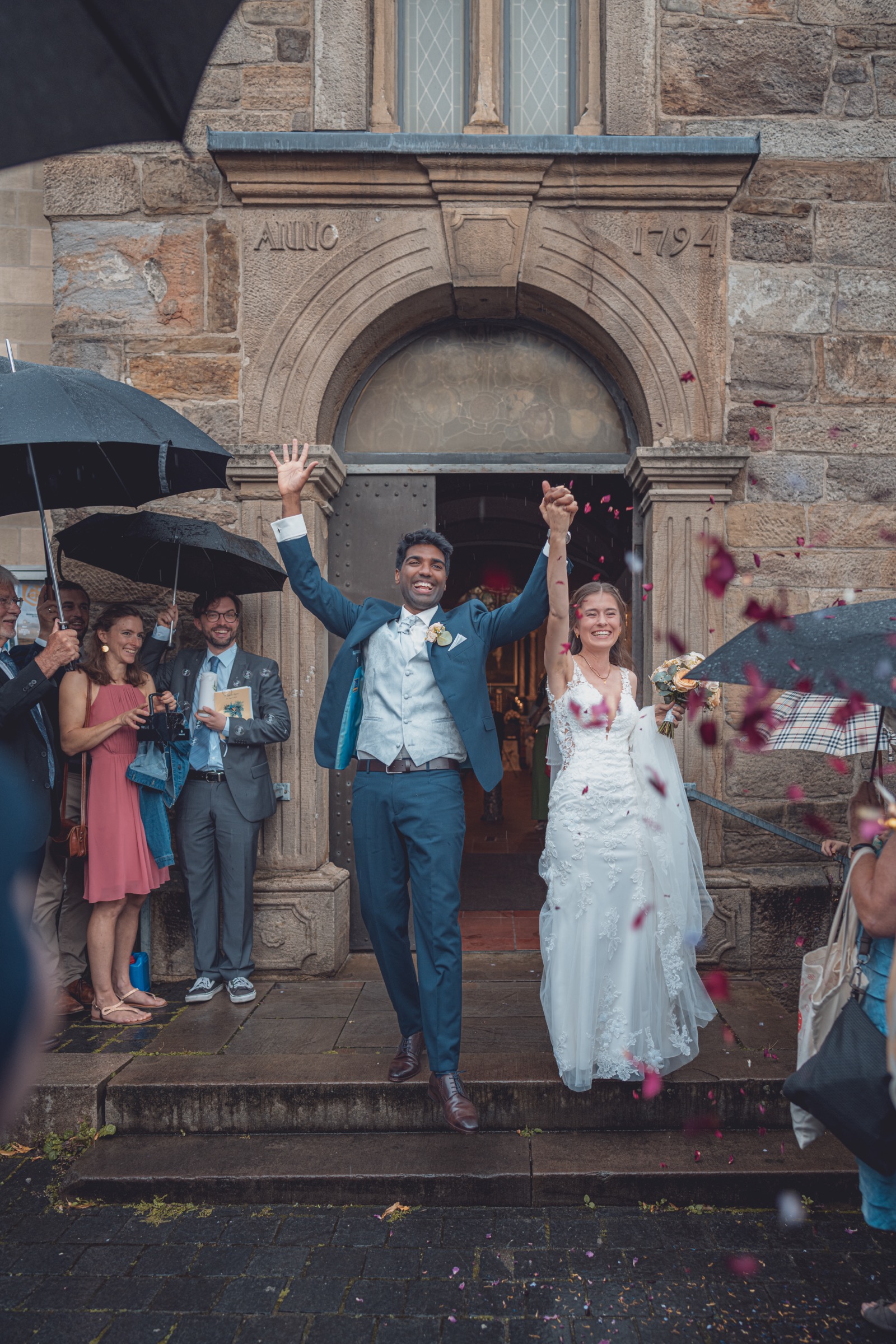 Umarmung nach der Trauung