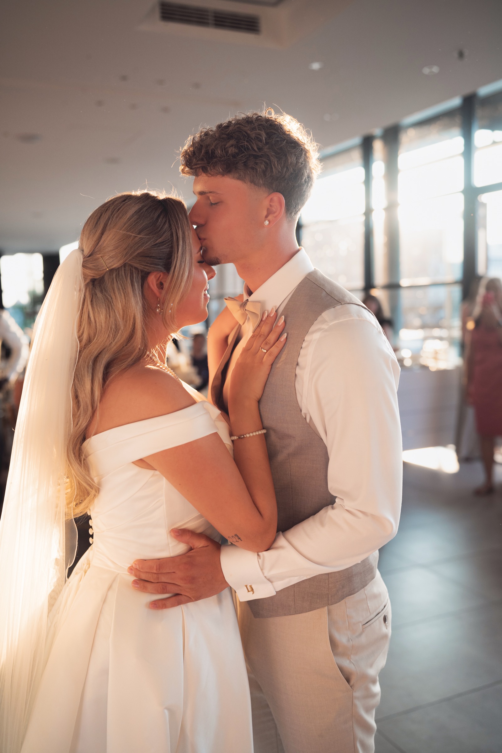 Zärtlicher Stirnkuss