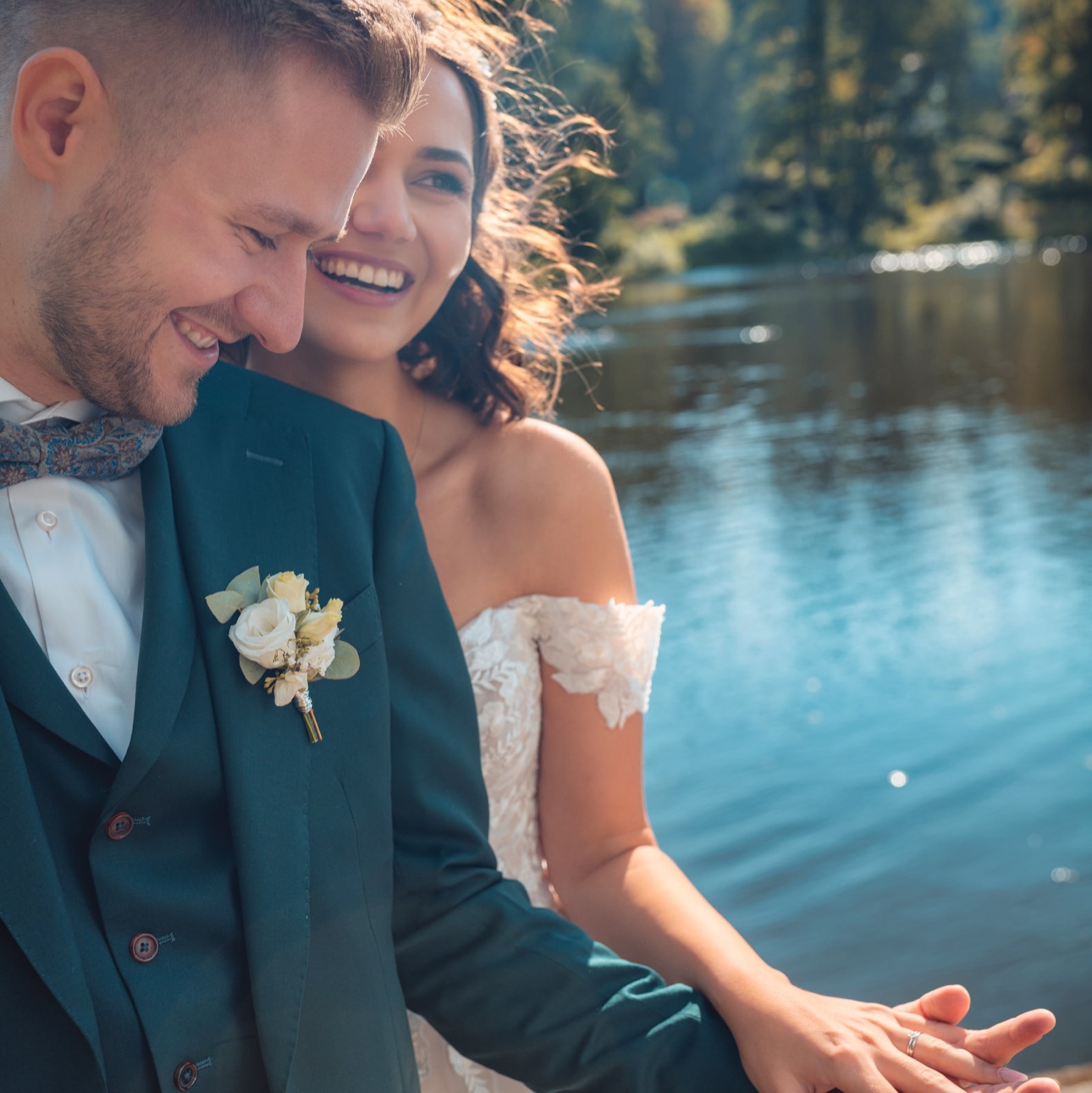 Brautpaar lacht im Sommer