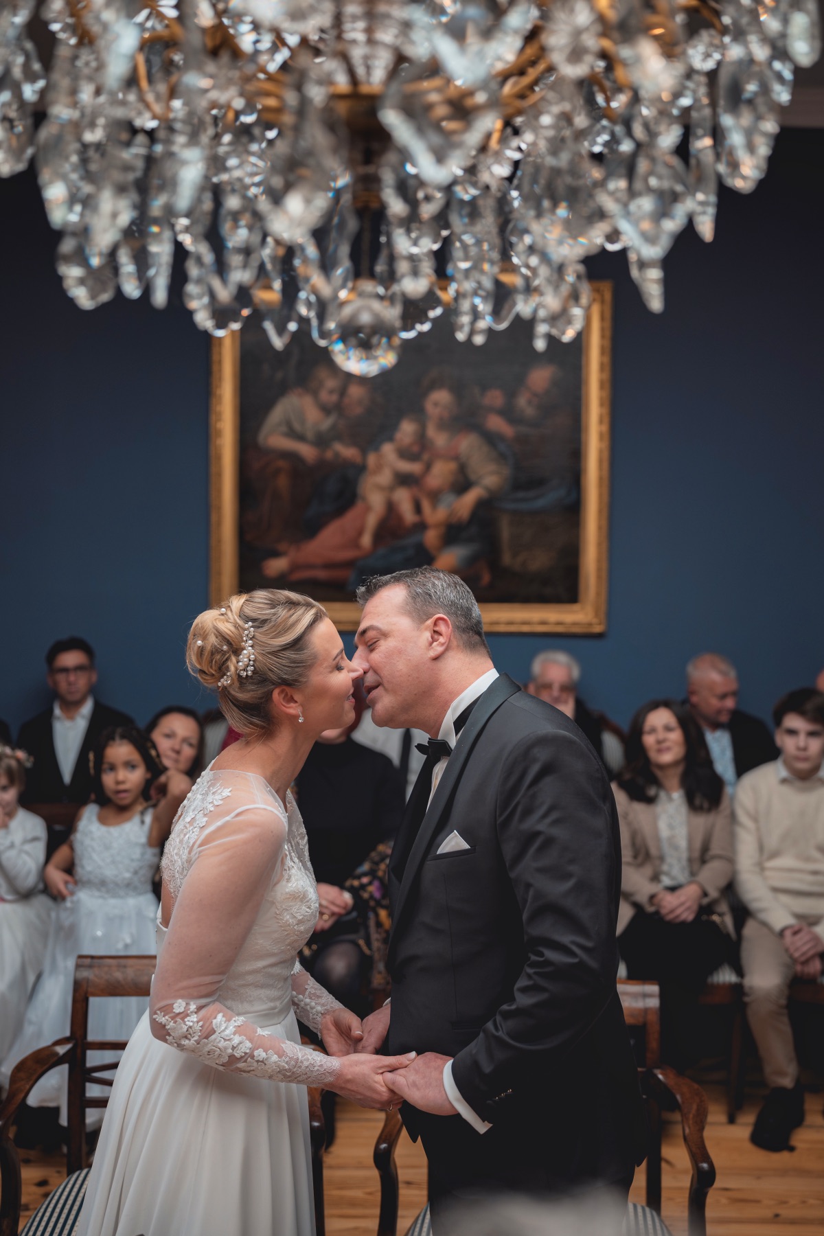 Kuss unter Kronleuchter