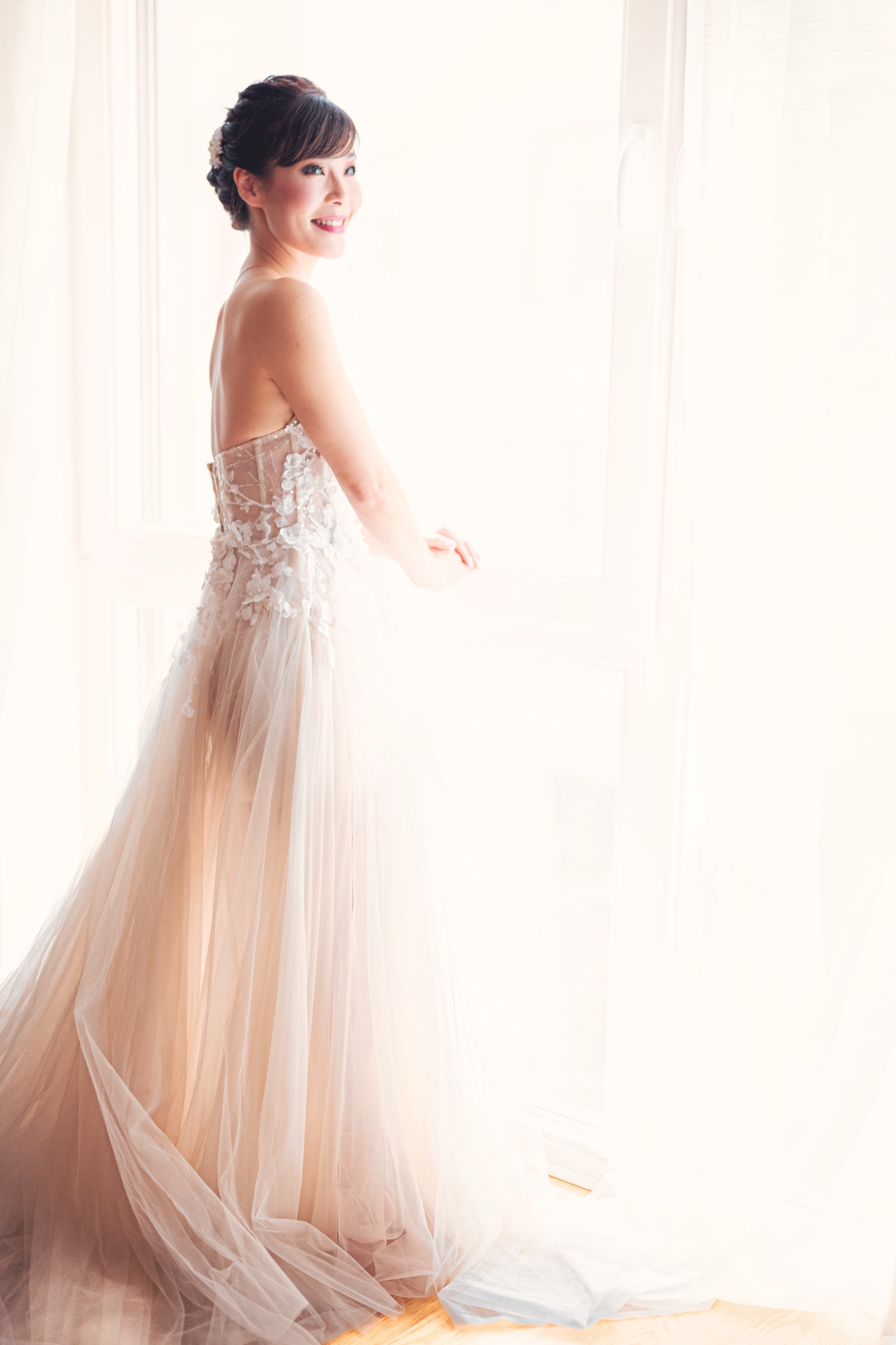 Paar vor Backsteinwand