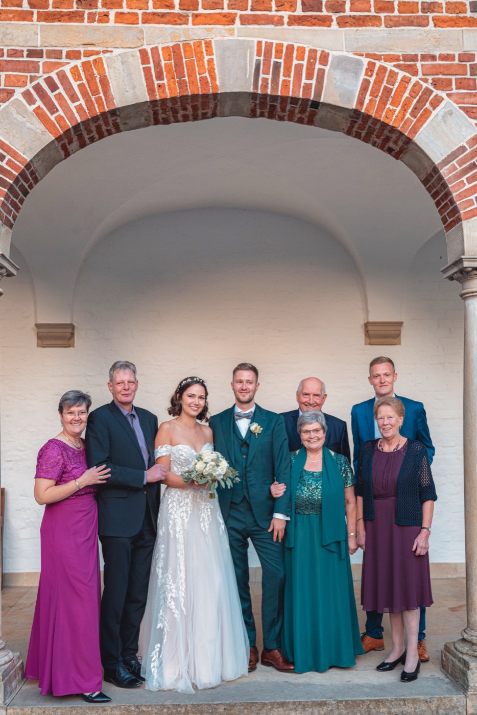 Gruppenfoto der Hochzeitsgesellschaft am Schloss Reinbek