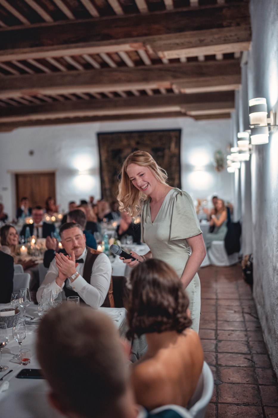 Gäste tanzen und feiern bei der Hochzeitsparty