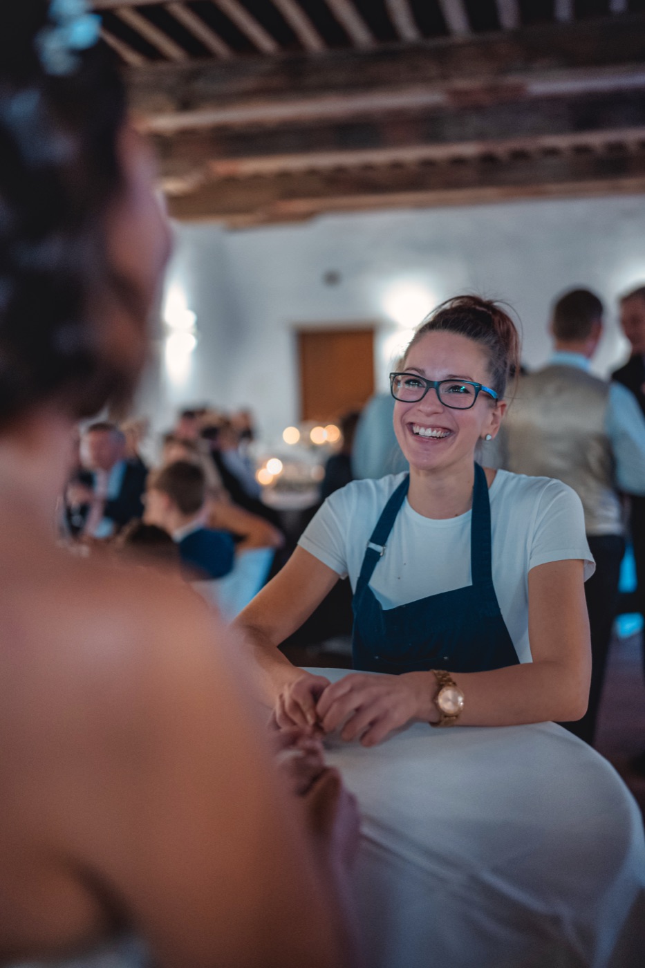 Gäste tanzen und feiern bei der Hochzeitsparty