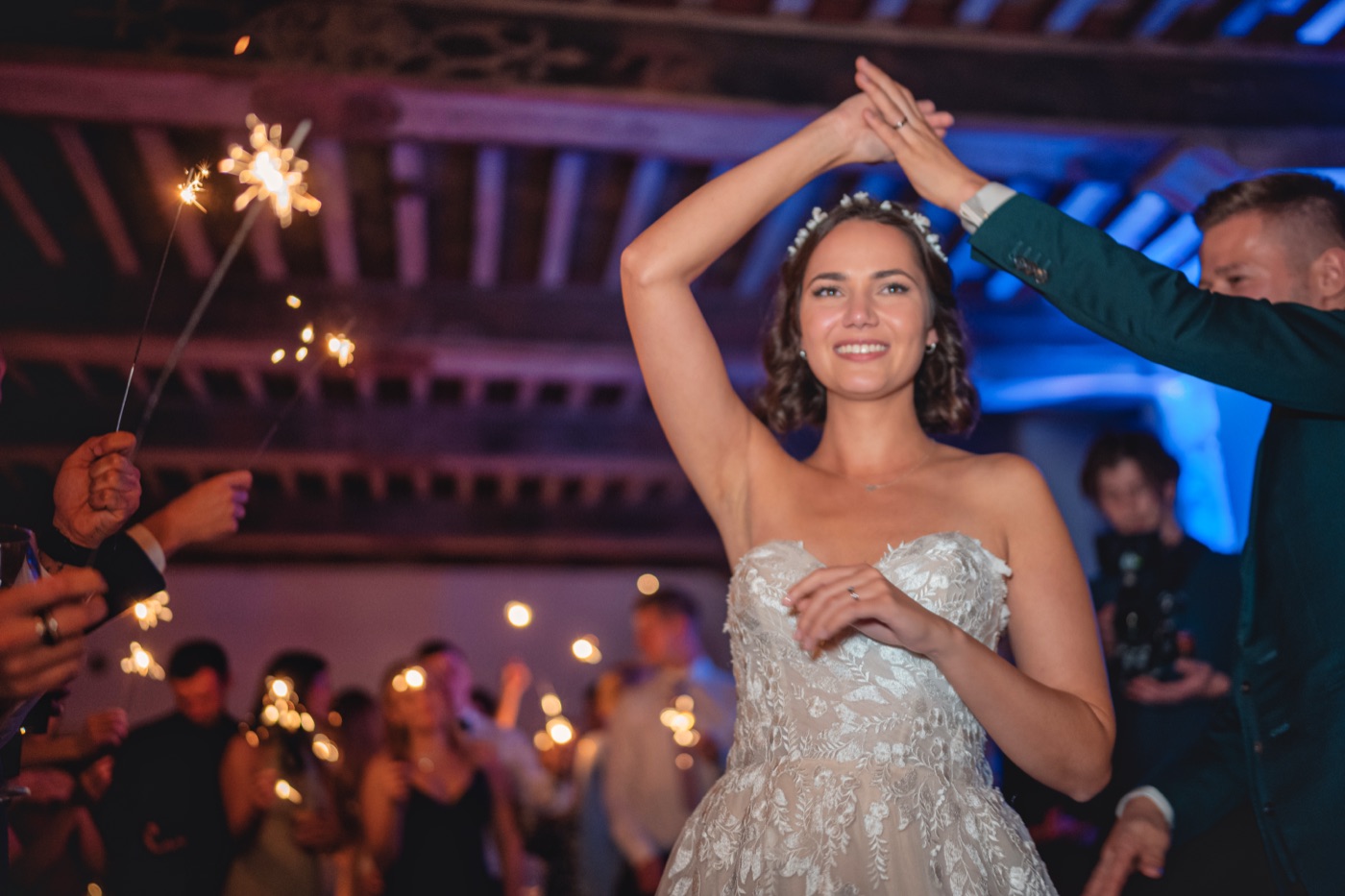 Gäste tanzen und feiern bei der Hochzeitsparty