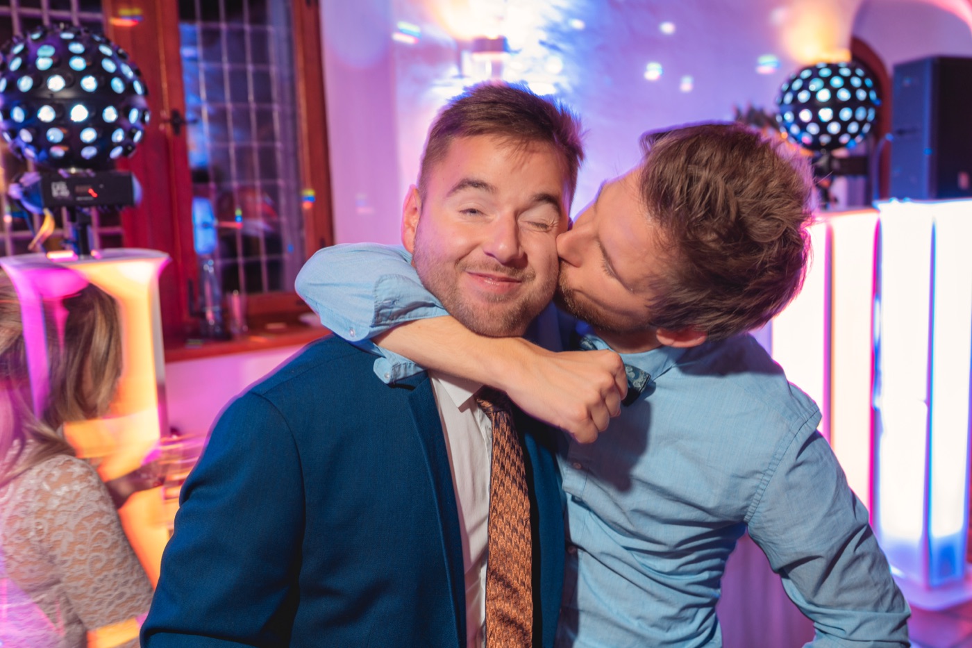 Gäste tanzen und feiern bei der Hochzeitsparty