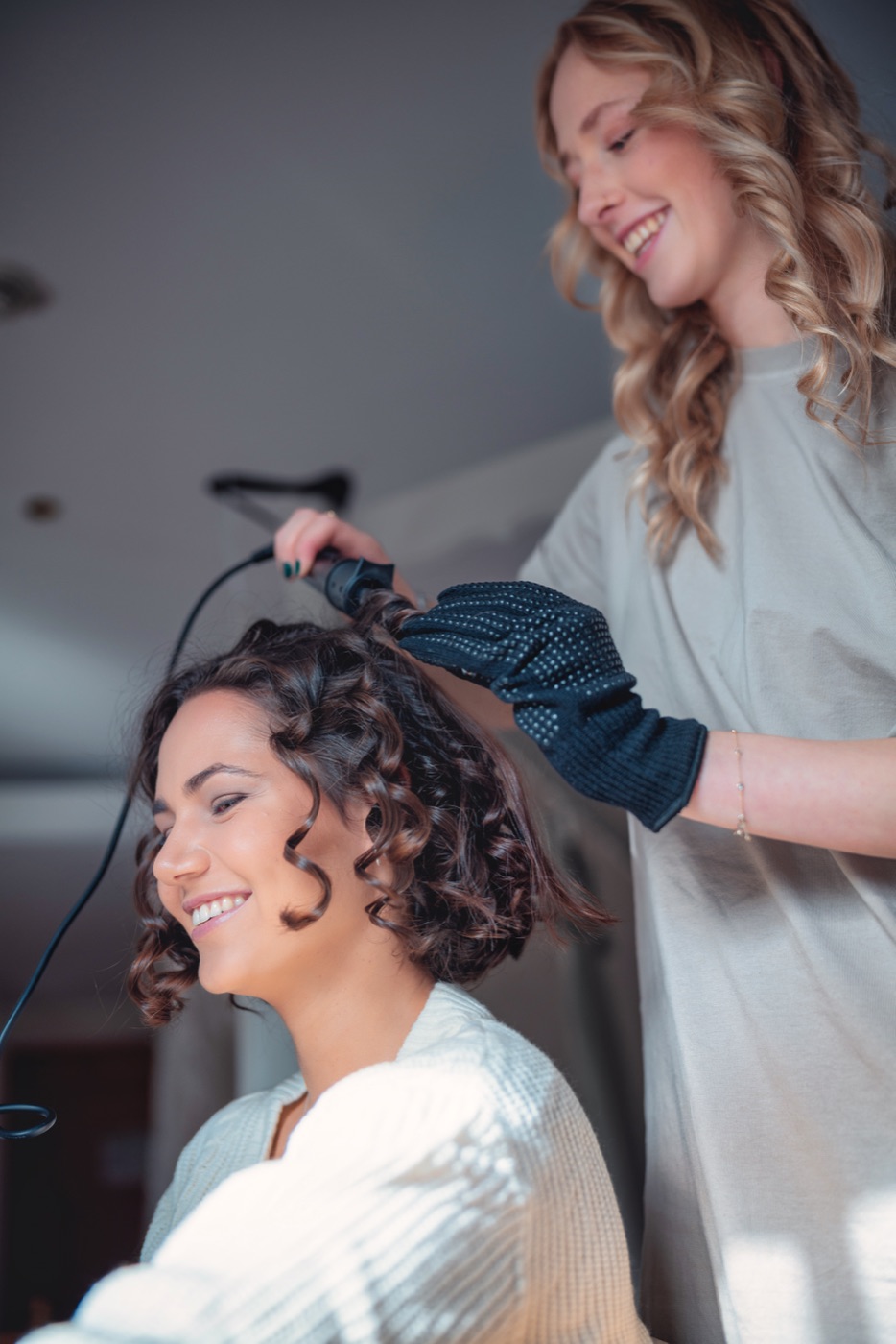 Brautkleid und Accessoires am Hochzeitsmorgen