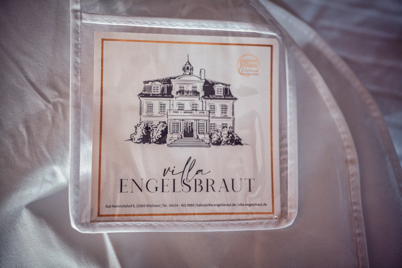 Braut beim Styling vor der Hochzeit im Schloss Reinbek