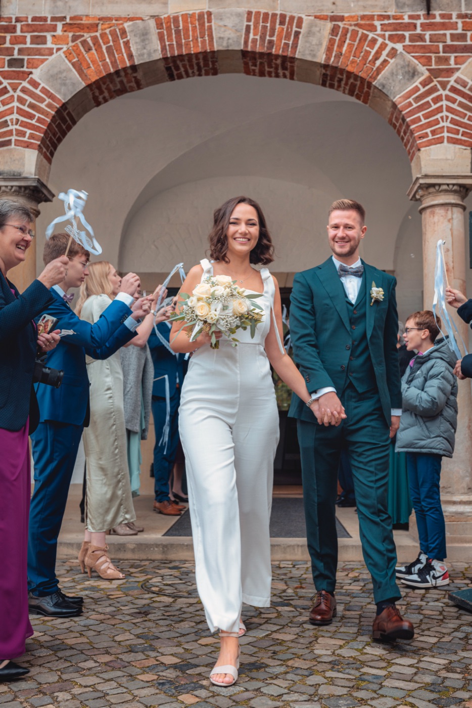 Brautpaar und Gäste während der Zeremonie im Schloss