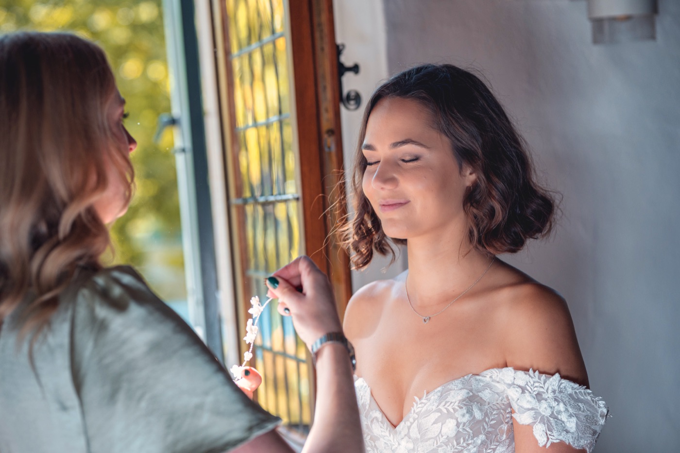 Detailaufnahmen der Hochzeit – Ringe, Einladungen, Blumen