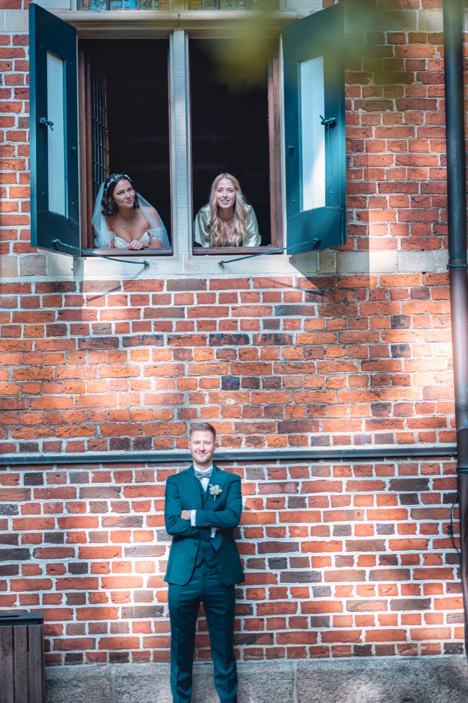 Emotionaler erster Blick des Bräutigams auf die Braut