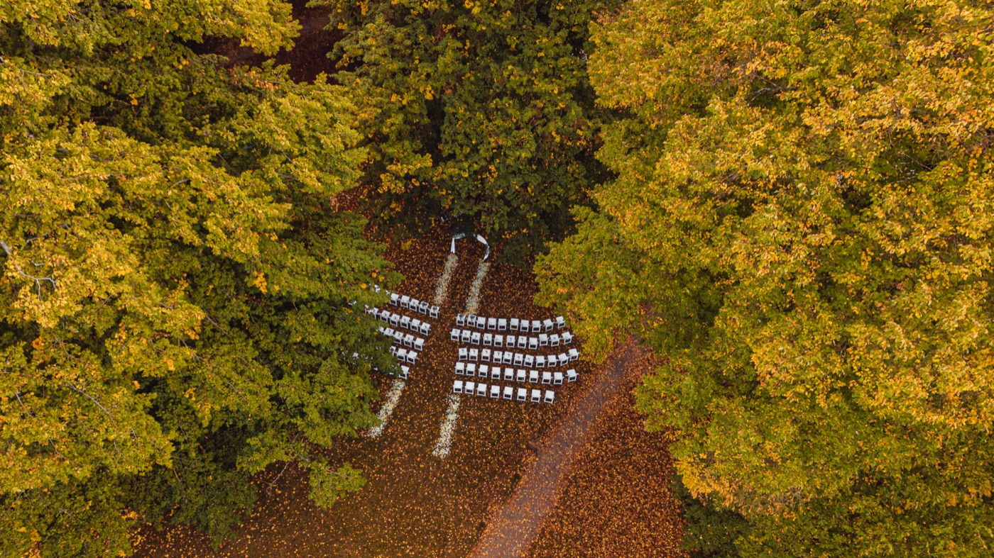 Brautpaar beim First Look im Park von Schloss Reinbek