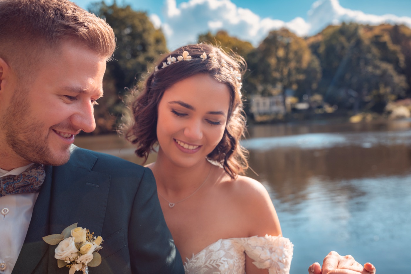 Brautpaar beim First Look im Park von Schloss Reinbek