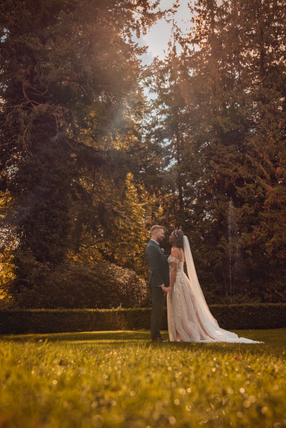 Brautpaar beim First Look im Park von Schloss Reinbek