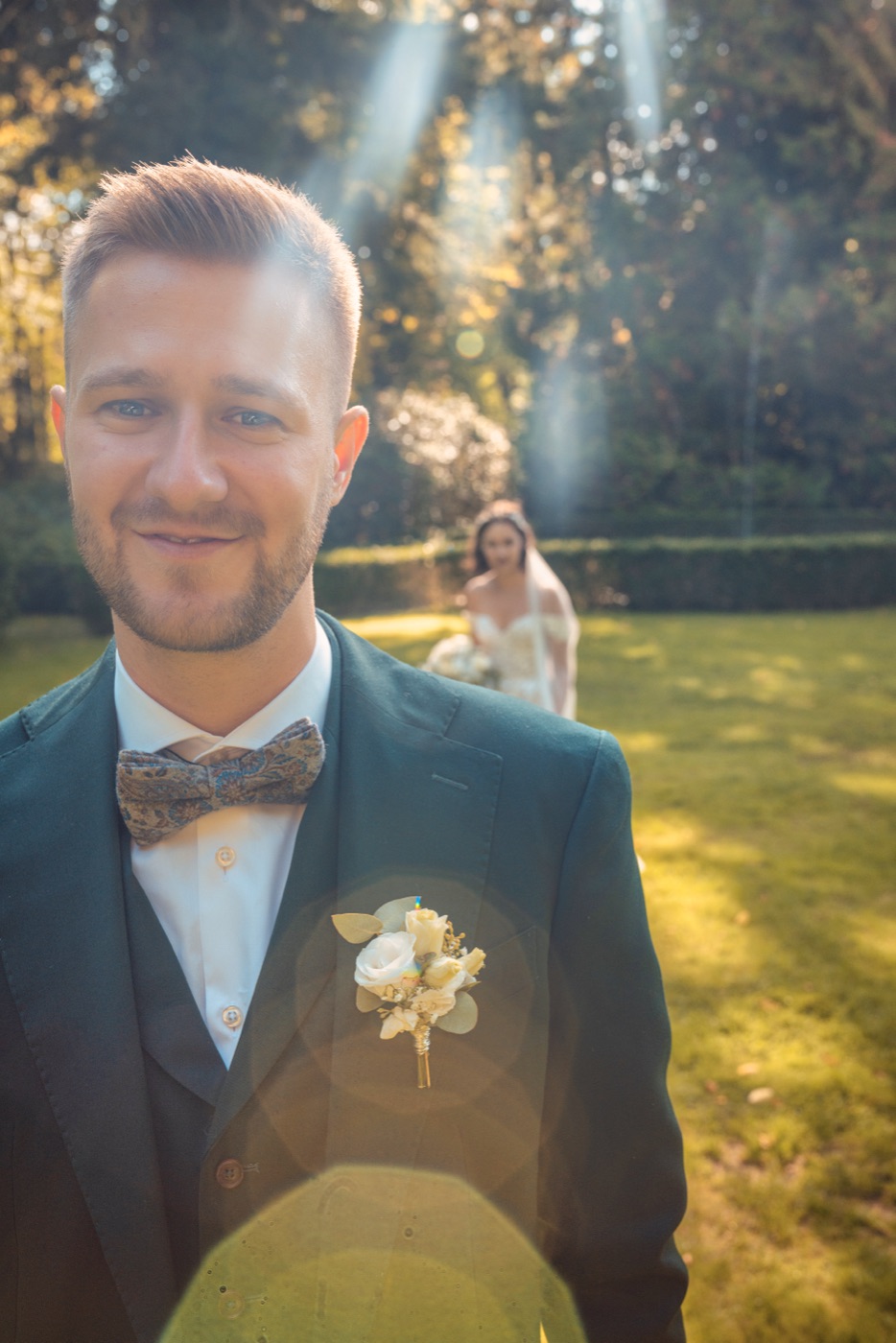 Natürliche Reaktion beim ersten Sehen am Hochzeitstag