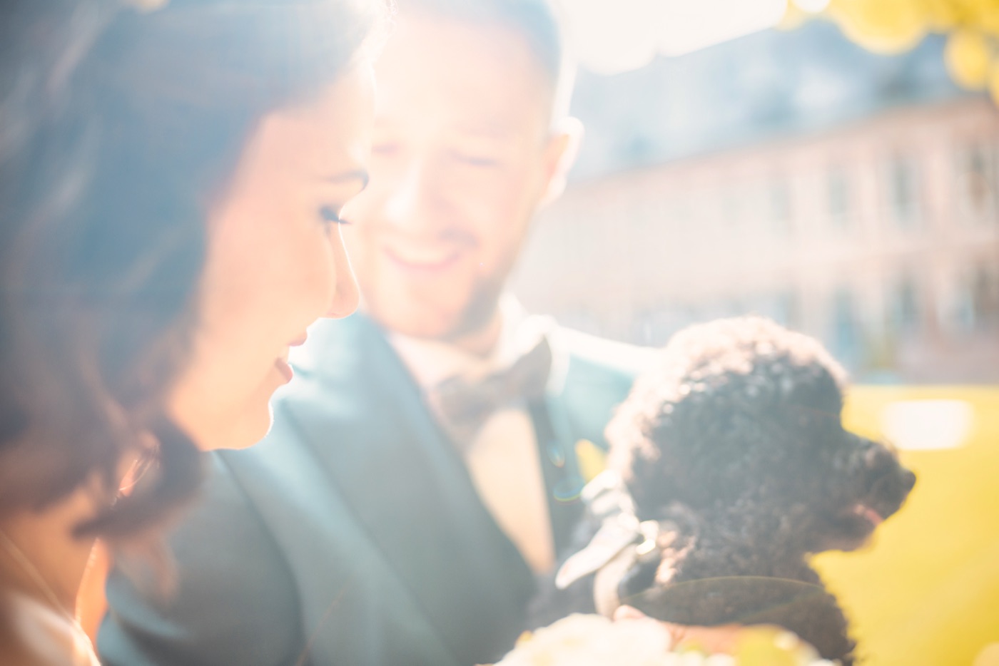 Brautpaar beim First Look im Park von Schloss Reinbek