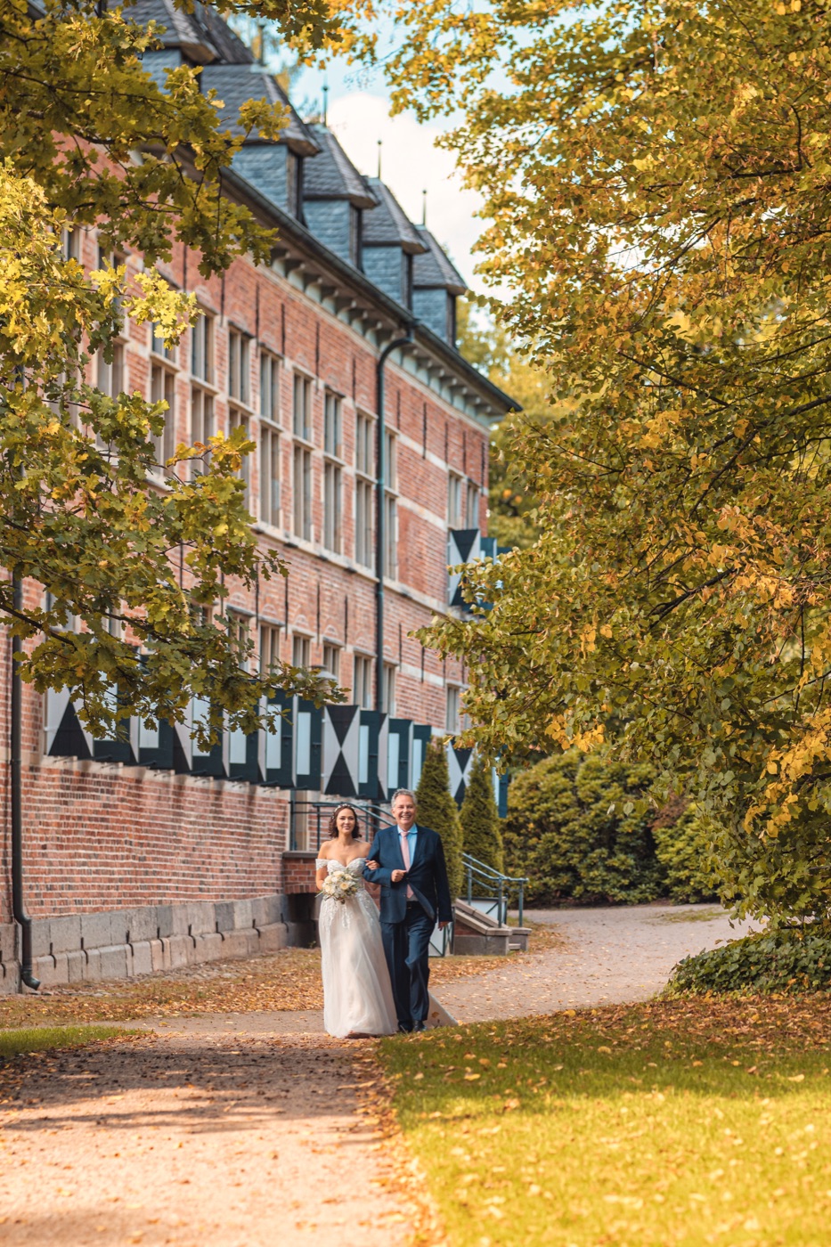 Brautpaar während der freien Zeremonie im Herbst