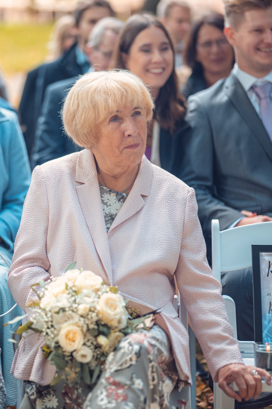 Brautpaar während der freien Zeremonie im Herbst