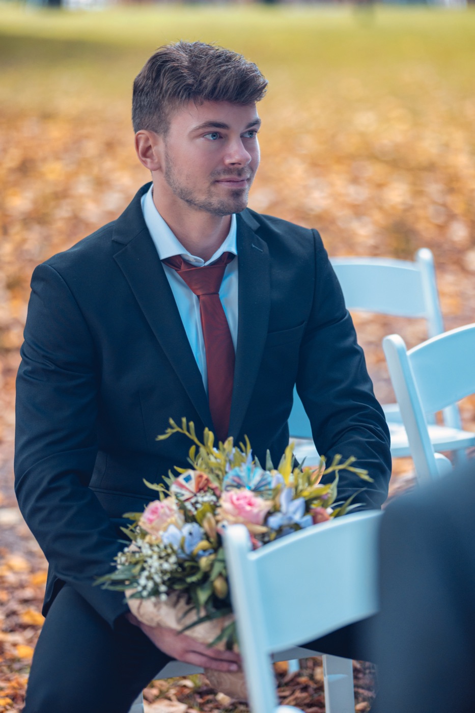 Brautpaar während der freien Zeremonie im Herbst