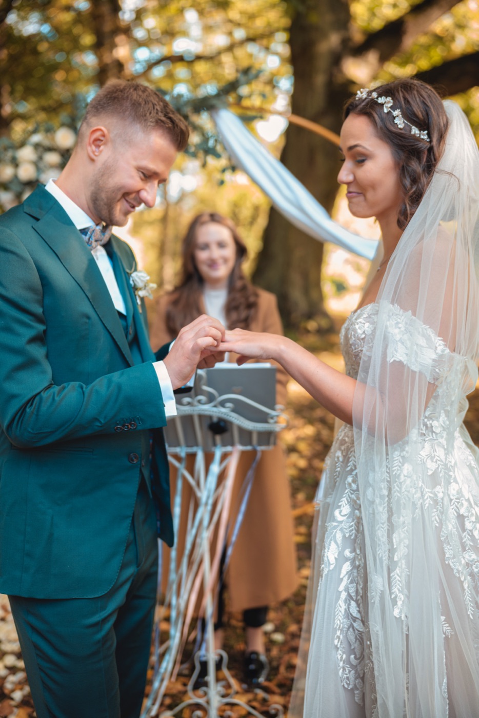 Brautpaar spaziert durch den Schlosspark