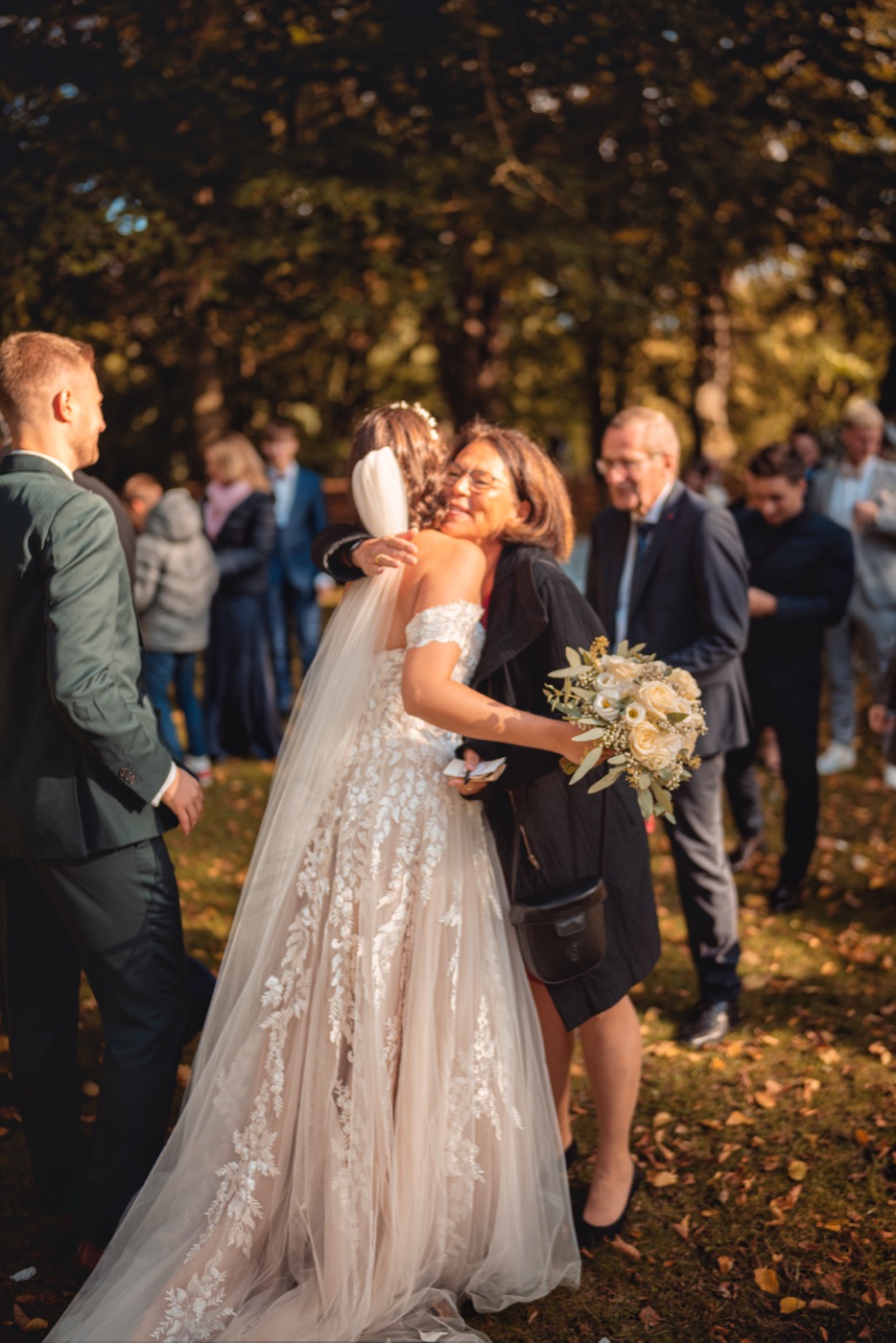 Brautpaar im herbstlichen Gegenlicht – Hochzeitsfotografie