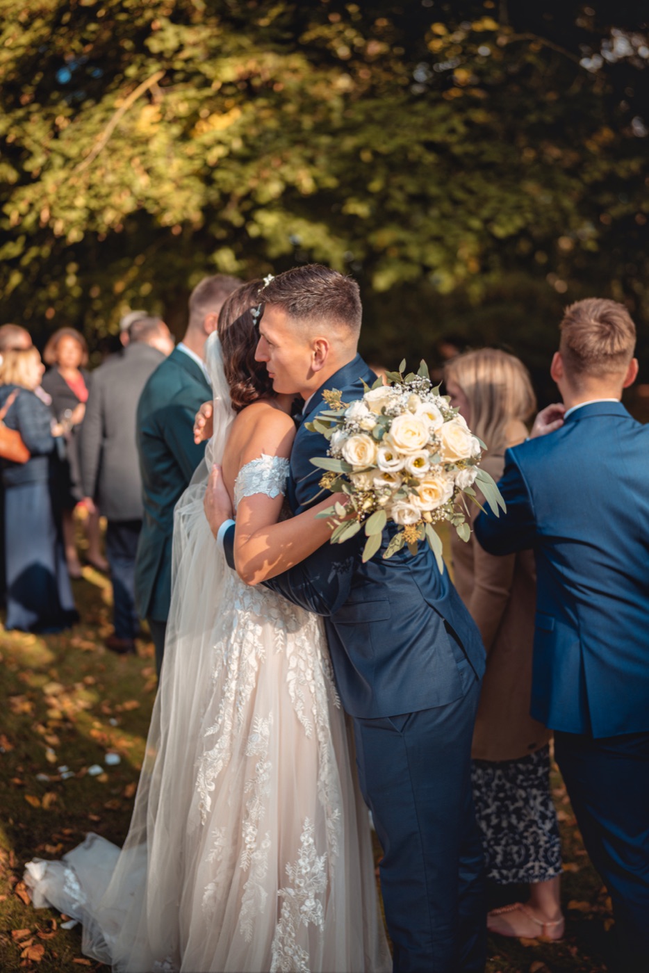 Brautpaar im herbstlichen Gegenlicht – Hochzeitsfotografie