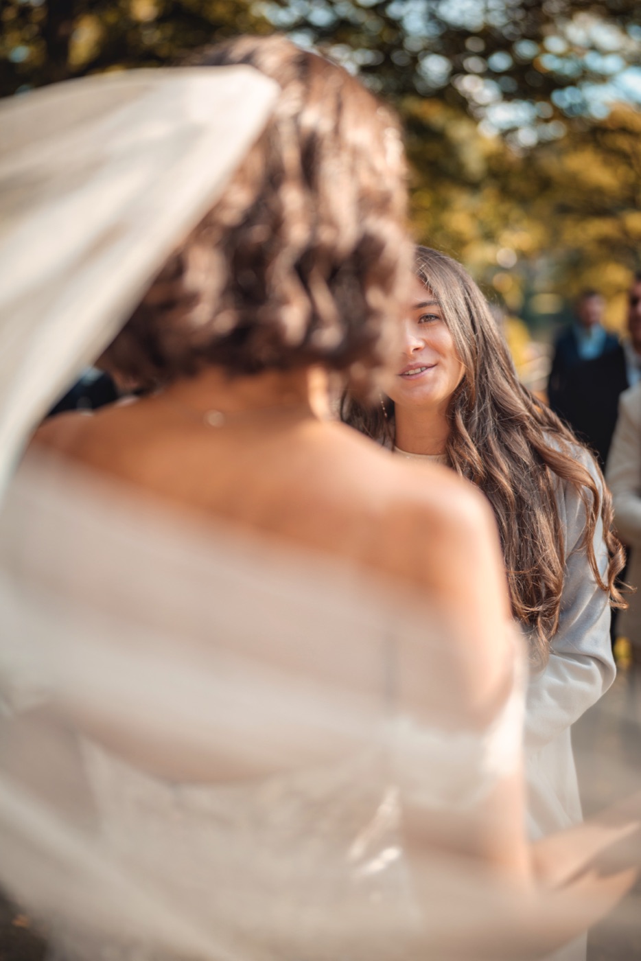 Natürliche Paarfotos nach der Zeremonie