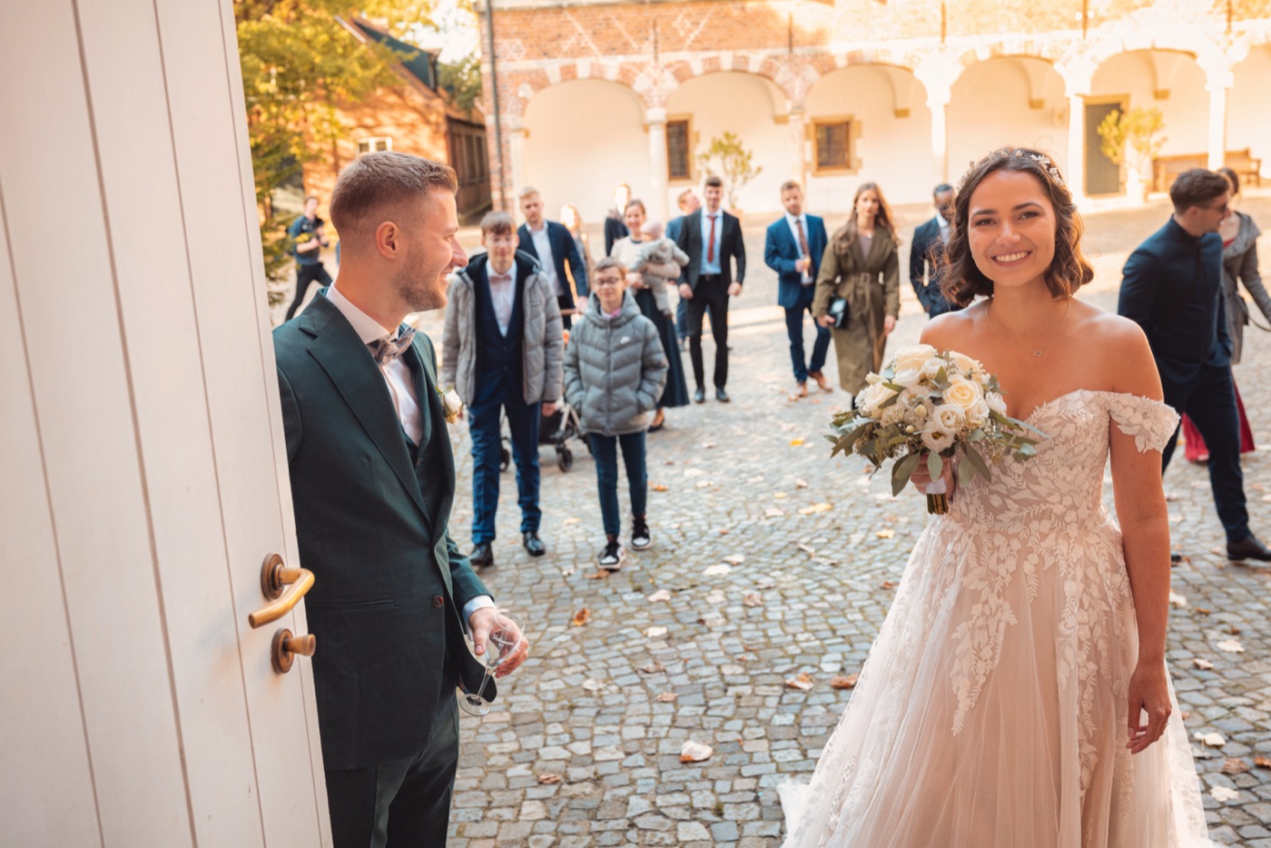 Brautpaar im herbstlichen Gegenlicht – Hochzeitsfotografie