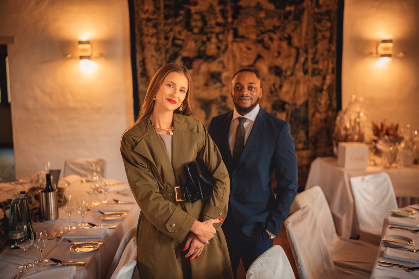 Natürliche Paarfotos nach der Zeremonie