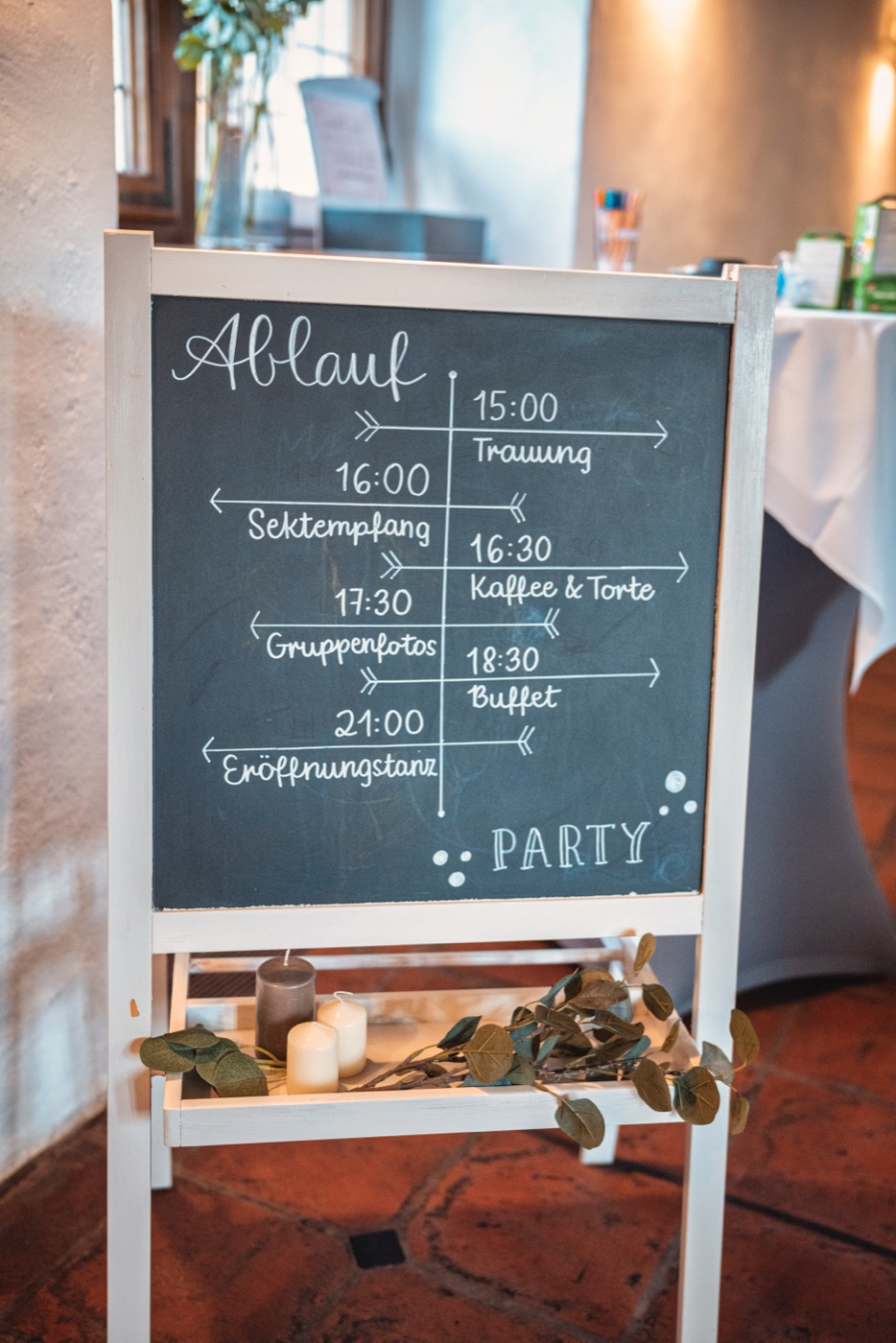 Hochzeitstorte anschneiden – Brautpaar am Schloss Reinbek