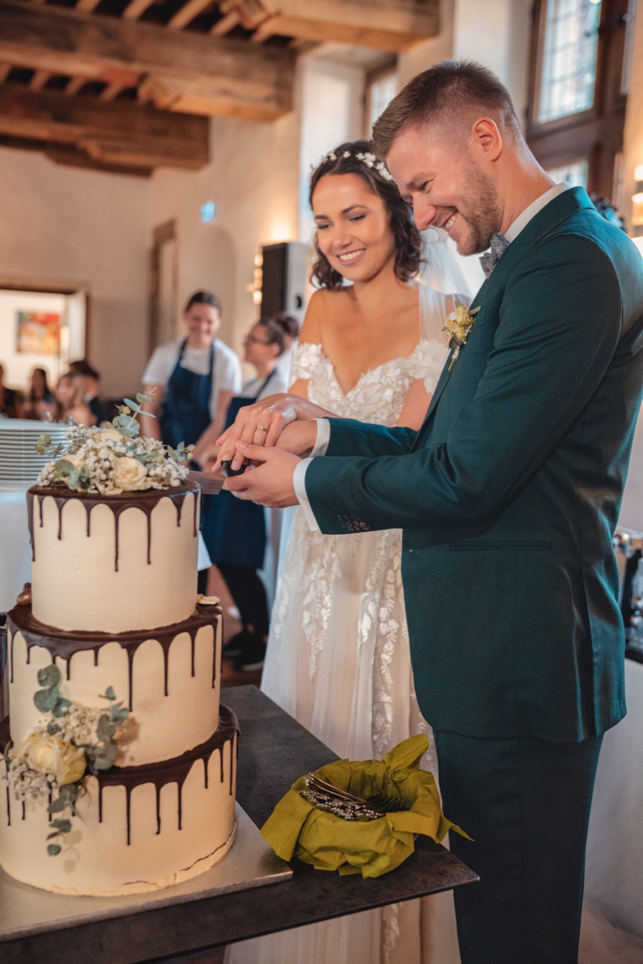 Gäste und Brautpaar beim Kaffee und Kuchen