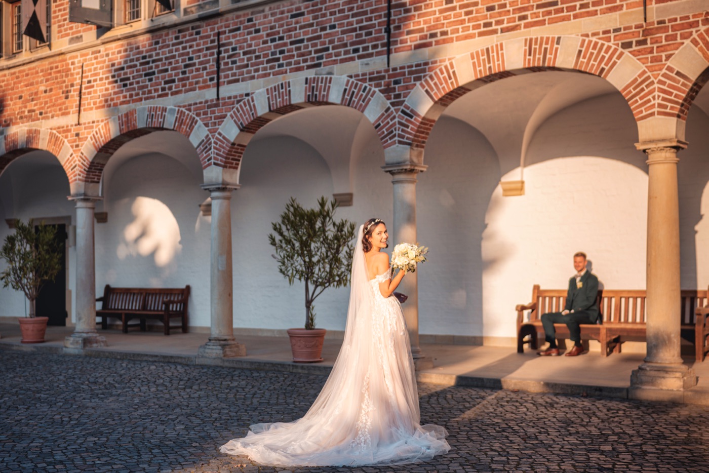 Hochzeitstorte anschneiden – Brautpaar am Schloss Reinbek