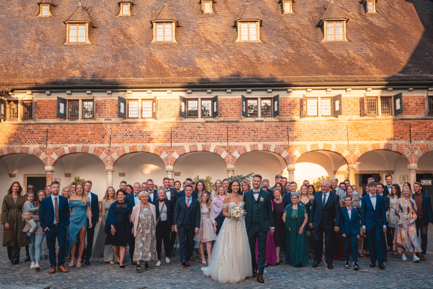Hochzeitsgesellschaft vor dem Schloss Reinbek