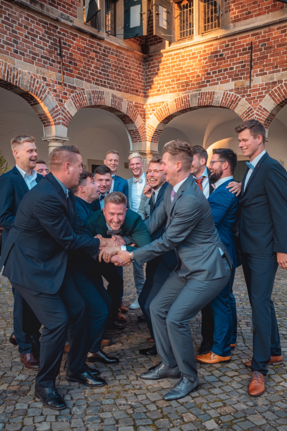 Brautpaar mit Familie und Freunden – Gruppenbild