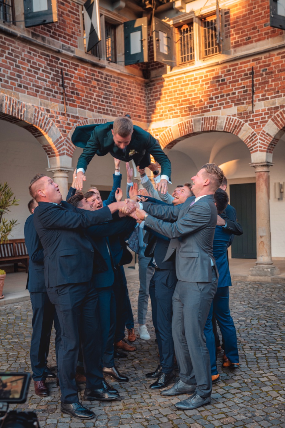 Hochzeitsgesellschaft vor dem Schloss Reinbek