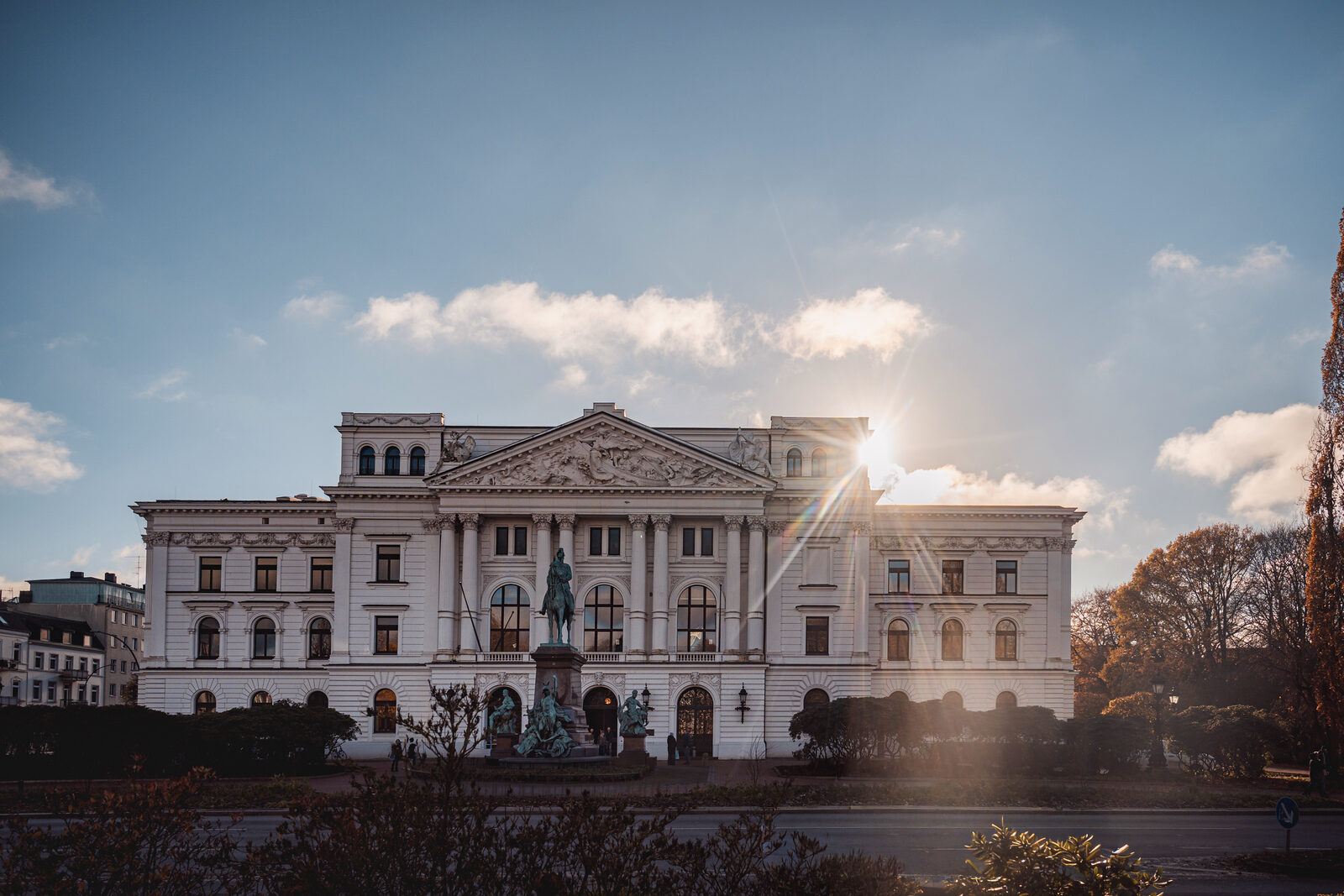 Rathaus Altona im Gegenlicht – Standesamt Hamburg-Altona